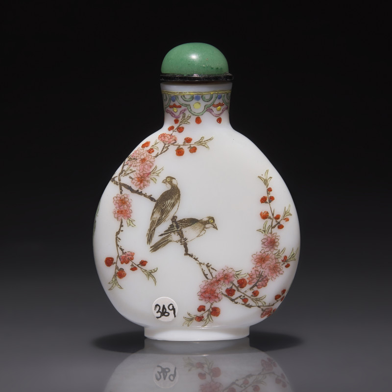 1767-1850年 白料胎畫琺瑯喜上眉梢圖鼻煙壺 | A Chinese Enameled Glass Snuff Bottle, Qing Dynasty, Circa 1767-1850 - 图1