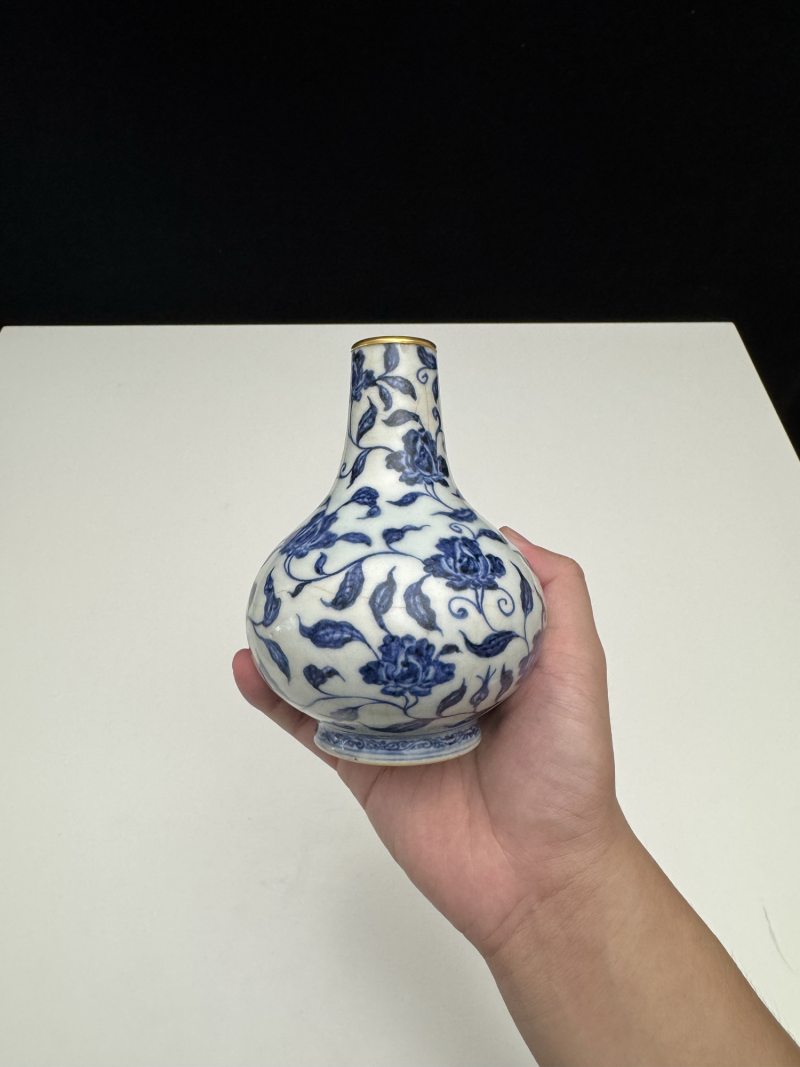 明宣德 青花缠枝花卉纹瓶 - 图10