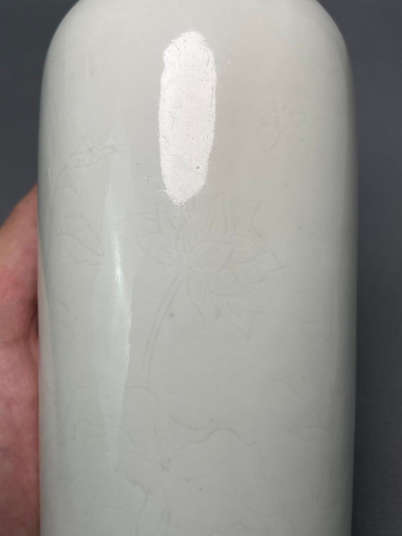明崇祯 白釉暗刻花卉纹筒瓶 - 图6