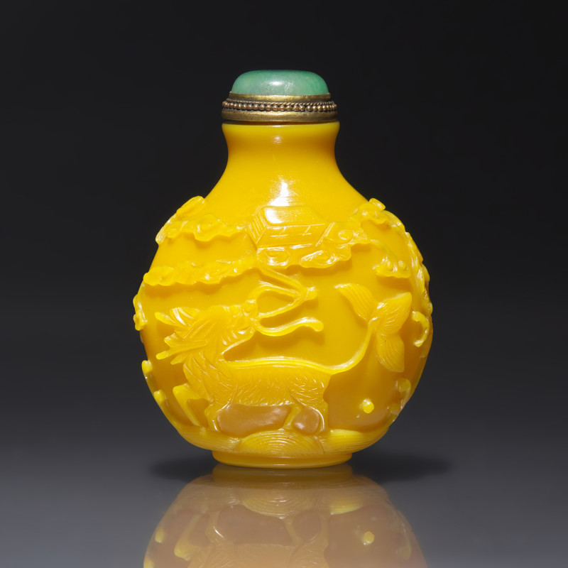 1750-1820年 御製鷄油黃料吉祥圖鼻煙壺 | An Imperial Chinese Carved Yellow Glass Snuff Bottle, Qing Dynasty, Circa 1750-1820 - 图2