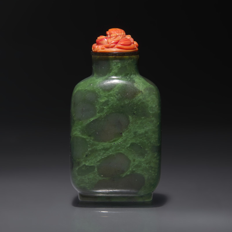 清中期 碧玉素面鼻煙壺 | A Chinese Spinach Jade Snuff Bottle, Qing Dynasty, 19th Century - 图1
