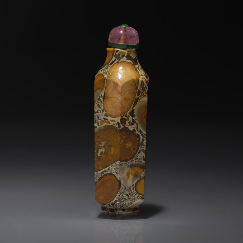 1750–1860年 抱子石磨棱六方鼻煙壺 | An Unusual Chinese Hexagonal Puddingstone Snuff Bottle, Qing Dynasty, Circa 1750-1860 - 图1