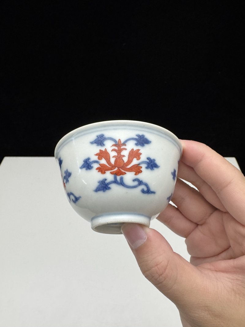 清道光 仿成化青花矾红折枝莲纹杯 - 图7