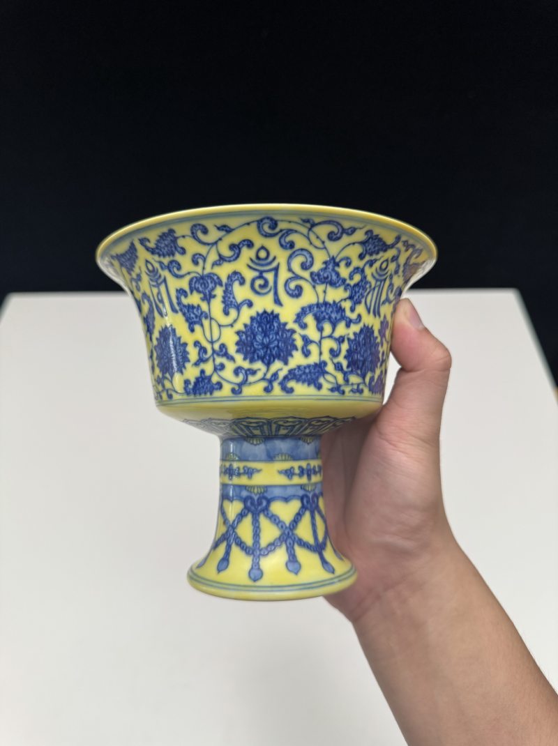 清乾隆 黄地青花缠枝莲梵文高足杯 - 图8
