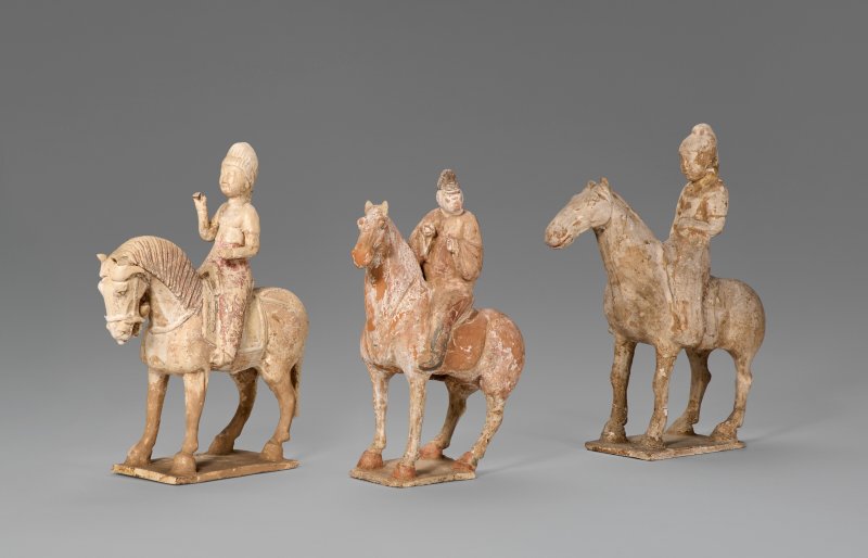 中國 唐 彩繪騎馬俑三件  CHINA, TANG DYNASTY (AD 618-907) - 图2