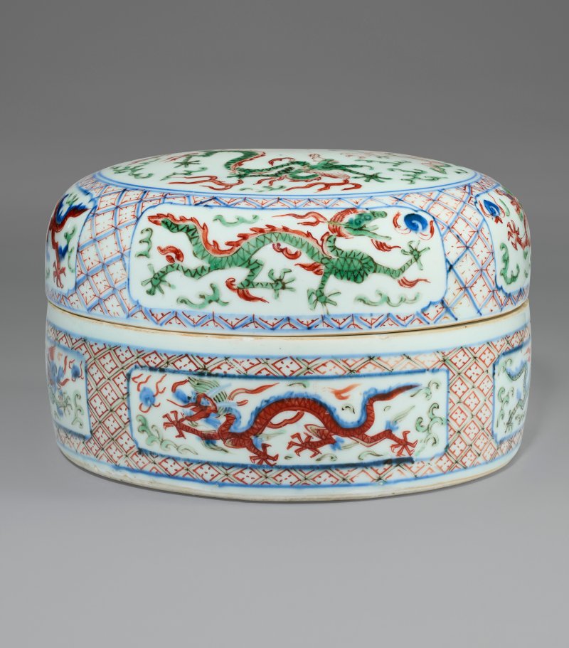 中國 明萬曆 五彩龍紋蓋盒 雙圈六字楷書款  CHINA, WANLI SIX-CHARACTER MARK IN UNDERGLAZE BLUE WITHIN A DOUBLE CIRCLE AND OF THE PERIOD (1573-1619) - 图2