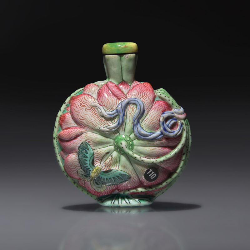 1780-1850年 粉彩模印荷葉蝴蝶紋鼻煙壺 | A Chinese Molded and Enameled Porcelain "Lotus and Butterflies" Snuff Bottle, Qing Dynasty, Circa 1780-1850 - 图2