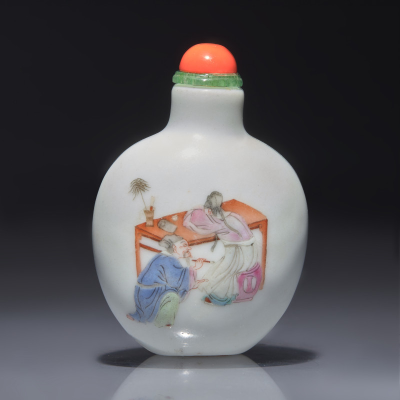 清道光 粉彩人物圖鼻煙壺 | A Chinese Enameled Porcelain Snuff Bottle, Daoguang Mark and of The Period