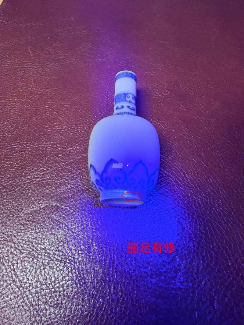 清雍正 青花如意莲瓣纹直颈小瓶 - 图13