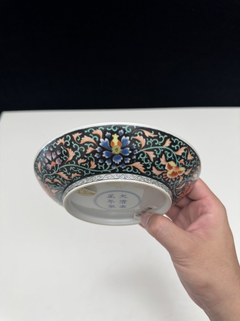 清雍正 墨地粉彩缠枝花卉盘 - 图5