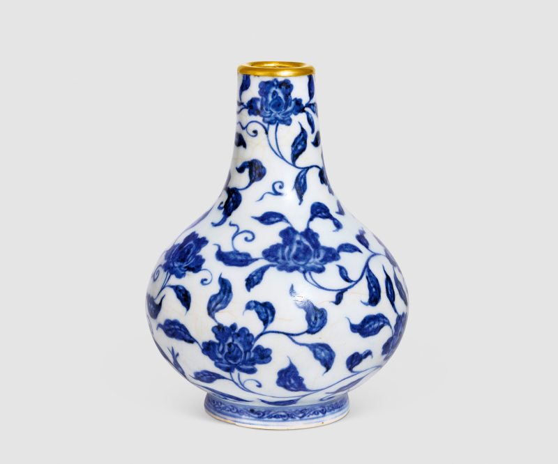 明宣德 青花缠枝花卉纹瓶