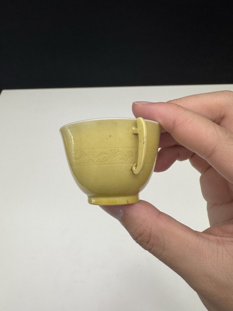 清康熙 鸡油黄釉暗刻夔龙纹双耳杯 - 图6
