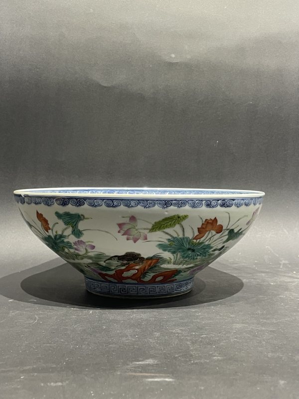 清中期 青花加彩荷塘情趣纹大碗