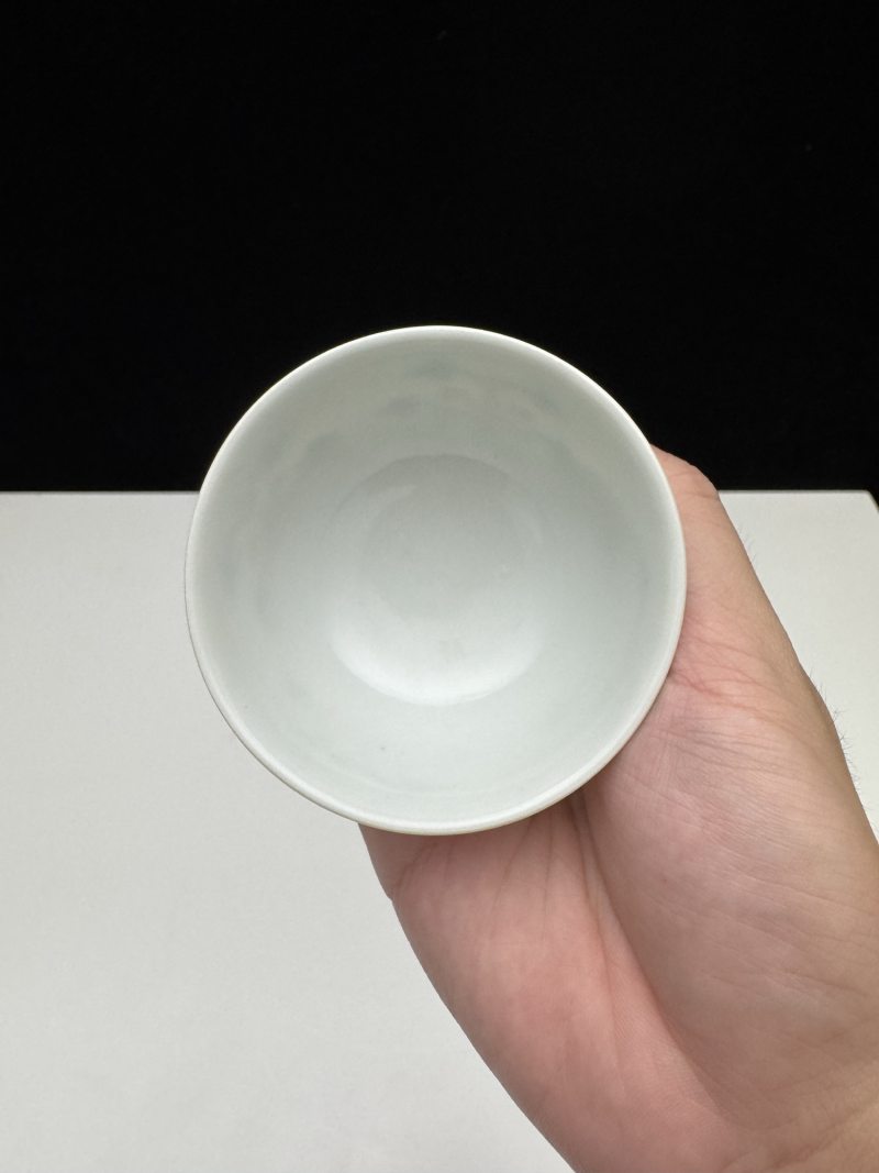 清道光 仿成化青花矾红折枝莲纹杯 - 图8