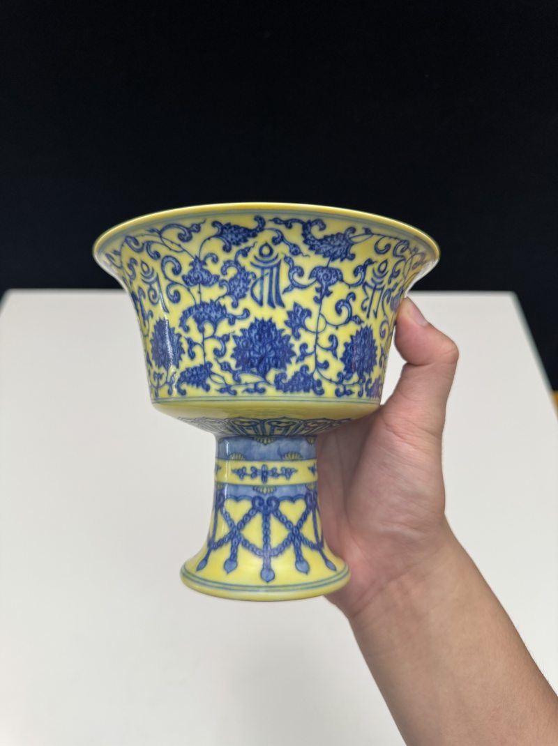 清乾隆 黄地青花缠枝莲梵文高足杯 - 图9