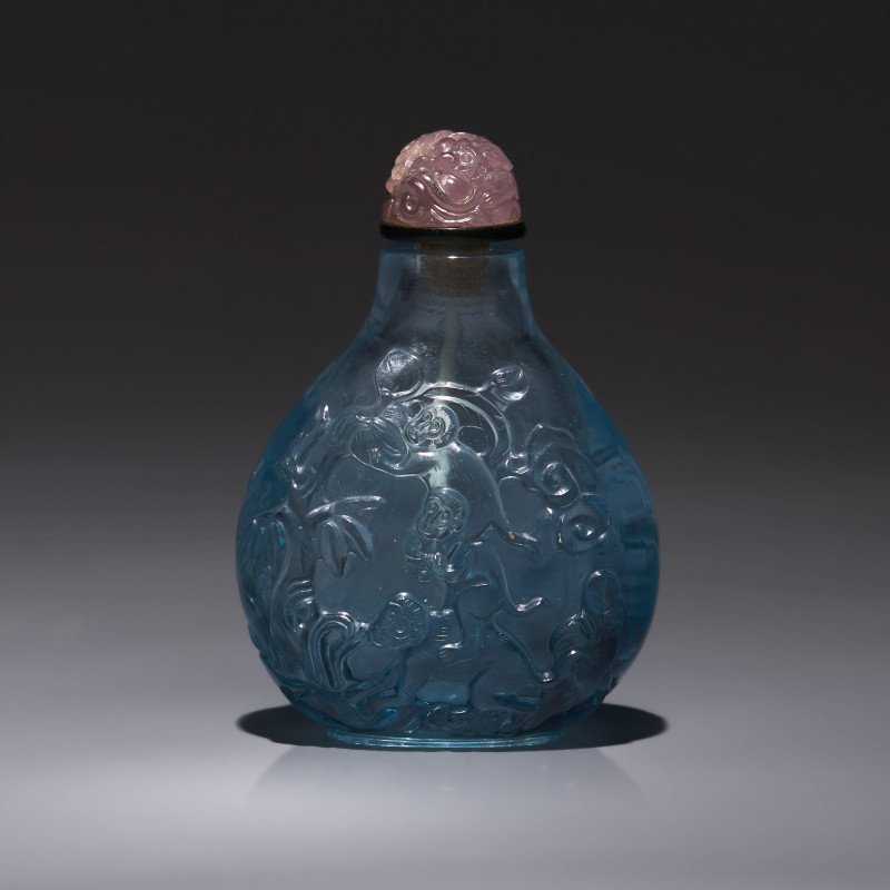 晚清民國 海藍寶雕靈猴松鶴圖鼻煙壺 | A Chinese Carved Aquamarine Snuff Bottle, Late 19th/20th Century - 图1