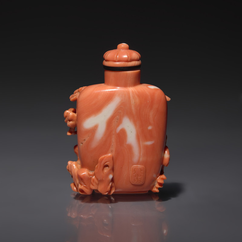 清光緒 珊瑚雕松鶴圖鼻煙壺 | A Finely-Carved Coral Snuff Bottle, Guangxu Period - 图2