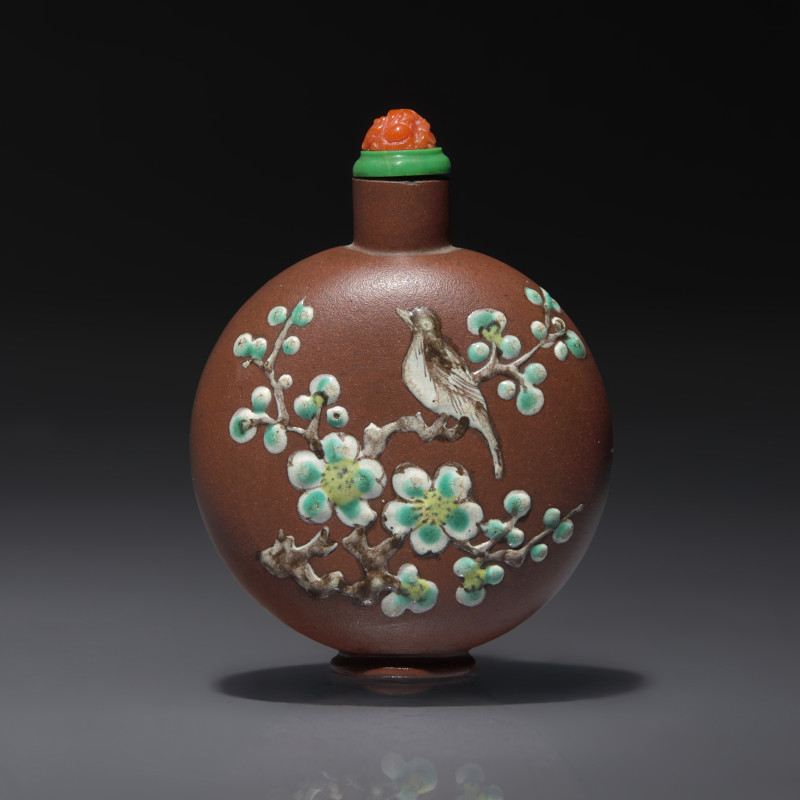 1780-1850年 宜興紫砂喜上眉梢圖鼻煙壺 | A Chinese Enameled Yixing Stoneware Snuff Bottle, Qing Dynasty, Circa 1780-1850