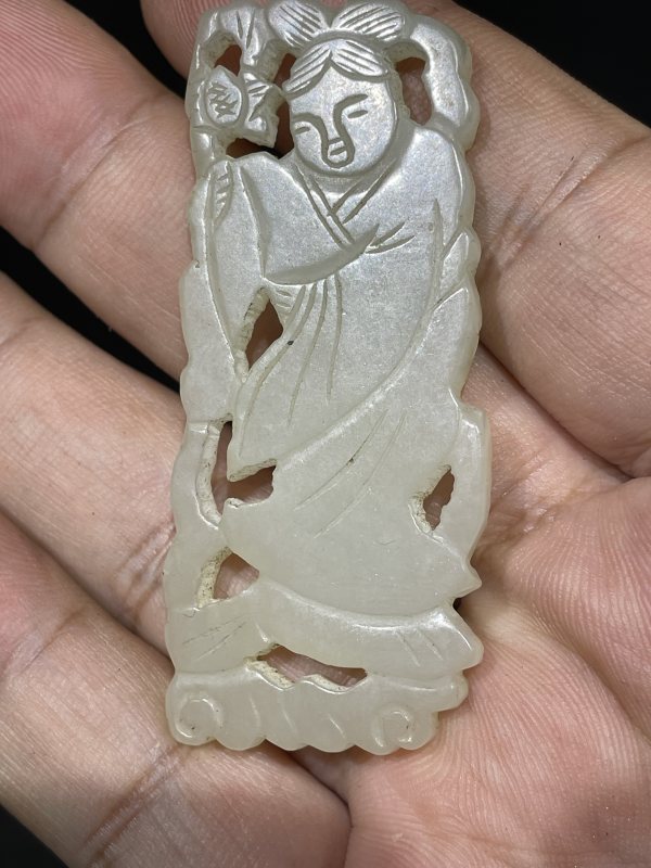 老和田玉镂空人物牌 - 图4