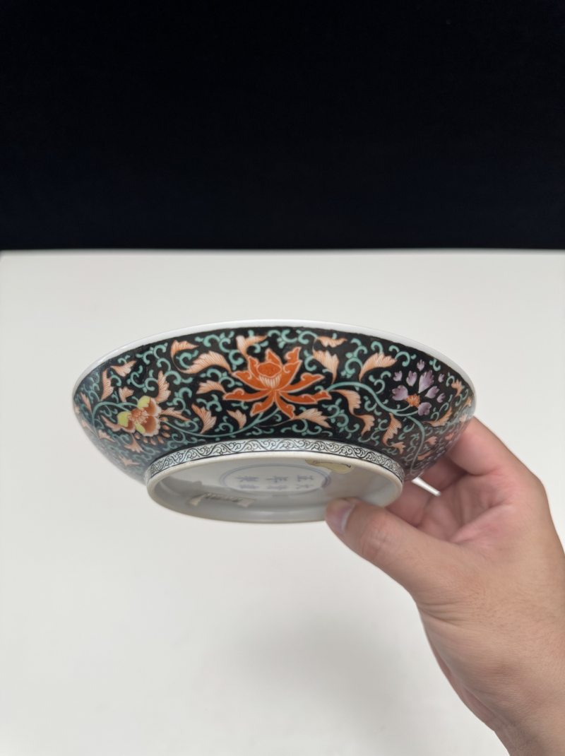 清雍正 墨地粉彩缠枝花卉盘 - 图6