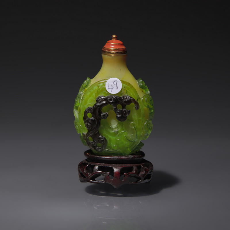 清中期 淡黃地套綠黑料螭龍紋鼻煙壺 | A Chinese Double-Overlay Glass Snuff Bottle, Qing Dynasty, Late 18th/Early 19th Century - 图2