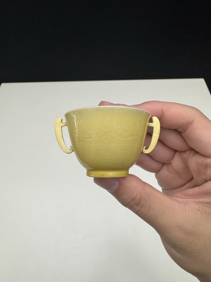 清康熙 鸡油黄釉暗刻夔龙纹双耳杯 - 图7