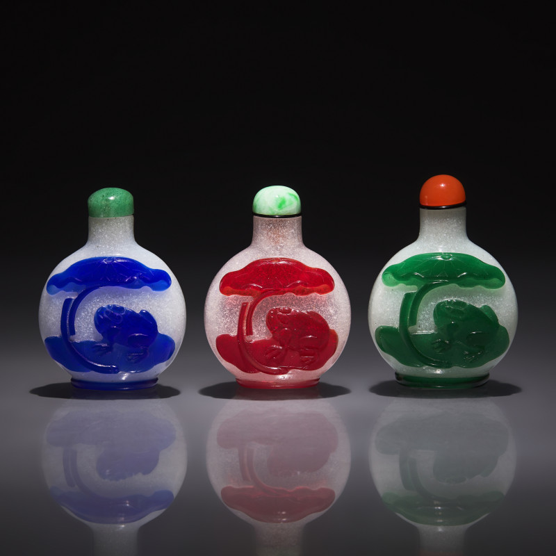 清中晚期 雪霏地套料鼻煙壺三支 | Three Chinese Overlay Glass "Xuanwu" Snuff Bottles, Qing Dynasty, 18th/19th Century - 图2