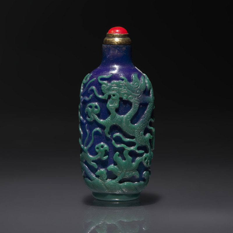 清晚期 寶石藍地套綠料三龍戲珠紋鼻煙壺 | A Chinese Overlay Glass "Three Dragons" Snuff Bottle, Qing Dynasty, 19th century - 图1
