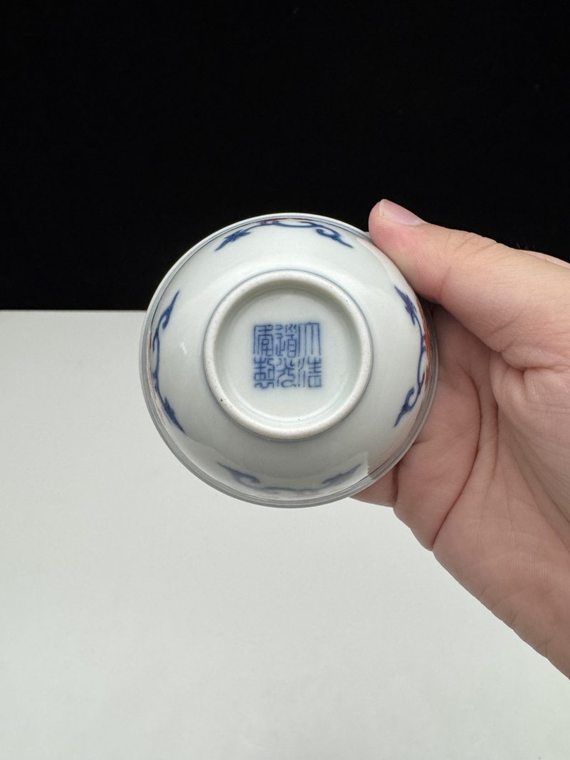 清道光 仿成化青花矾红折枝莲纹杯 - 图9