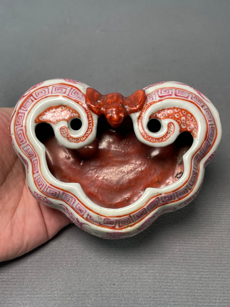 清中期 胭脂红彩云蝠纹灵芝形水盂 - 图6