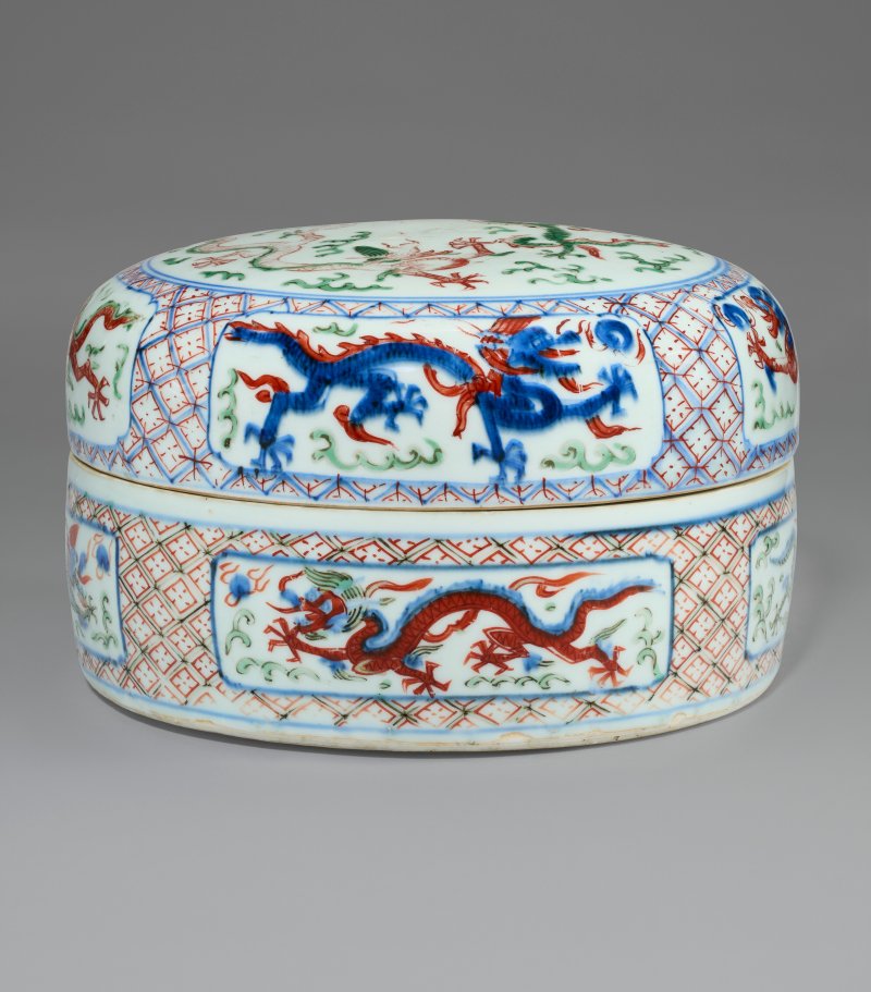 中國 明萬曆 五彩龍紋蓋盒 雙圈六字楷書款  CHINA, WANLI SIX-CHARACTER MARK IN UNDERGLAZE BLUE WITHIN A DOUBLE CIRCLE AND OF THE PERIOD (1573-1619) - 图3