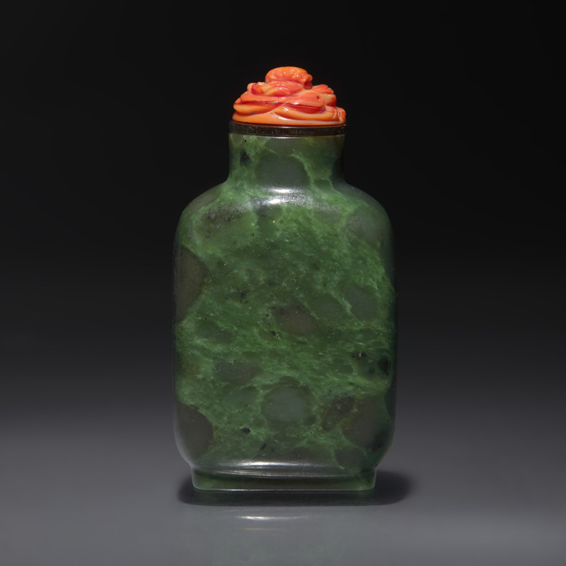 清中期 碧玉素面鼻煙壺 | A Chinese Spinach Jade Snuff Bottle, Qing Dynasty, 19th Century - 图2