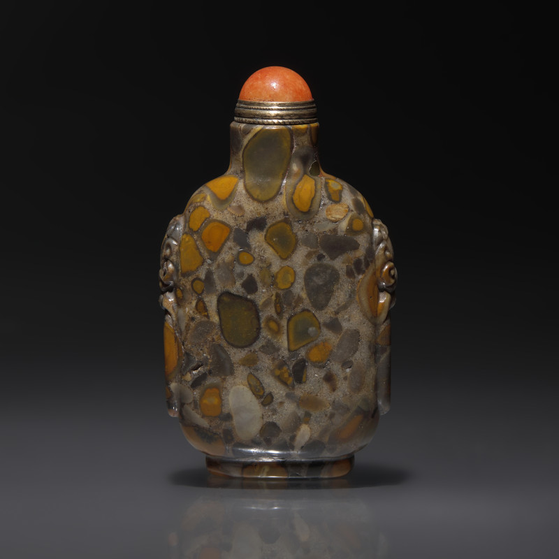 1750–1860年 抱子石鋪首啣環耳鼻煙壺 | A Chinese Puddingstone Snuff Bottle, Qing Dynasty, Circa 1750-1860 - 图1