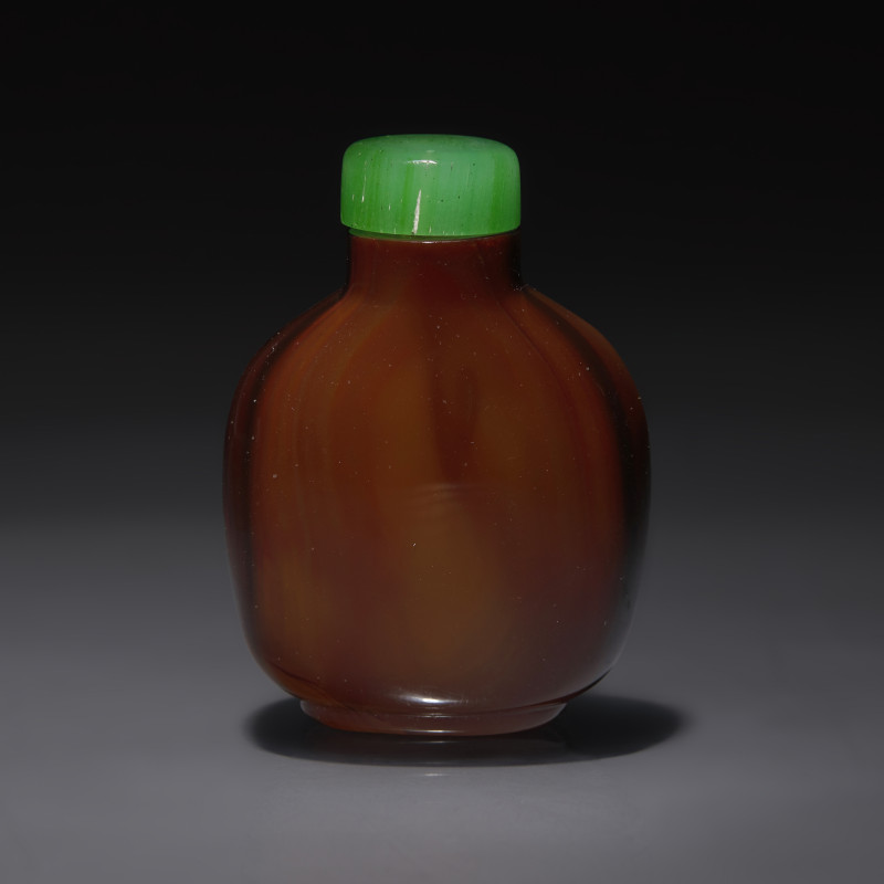 清晚期 瑪瑙巧雕駿馬圖鼻煙壺 | A Chinese Carved Agate "Tethered Horse" Snuff Bottle, Late Qing Dynasty - 图2