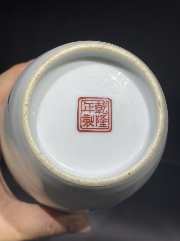 粉彩山水纹瓶 - 图7