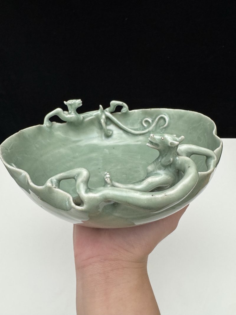明 青釉荷叶形双龙花口洗 - 图4