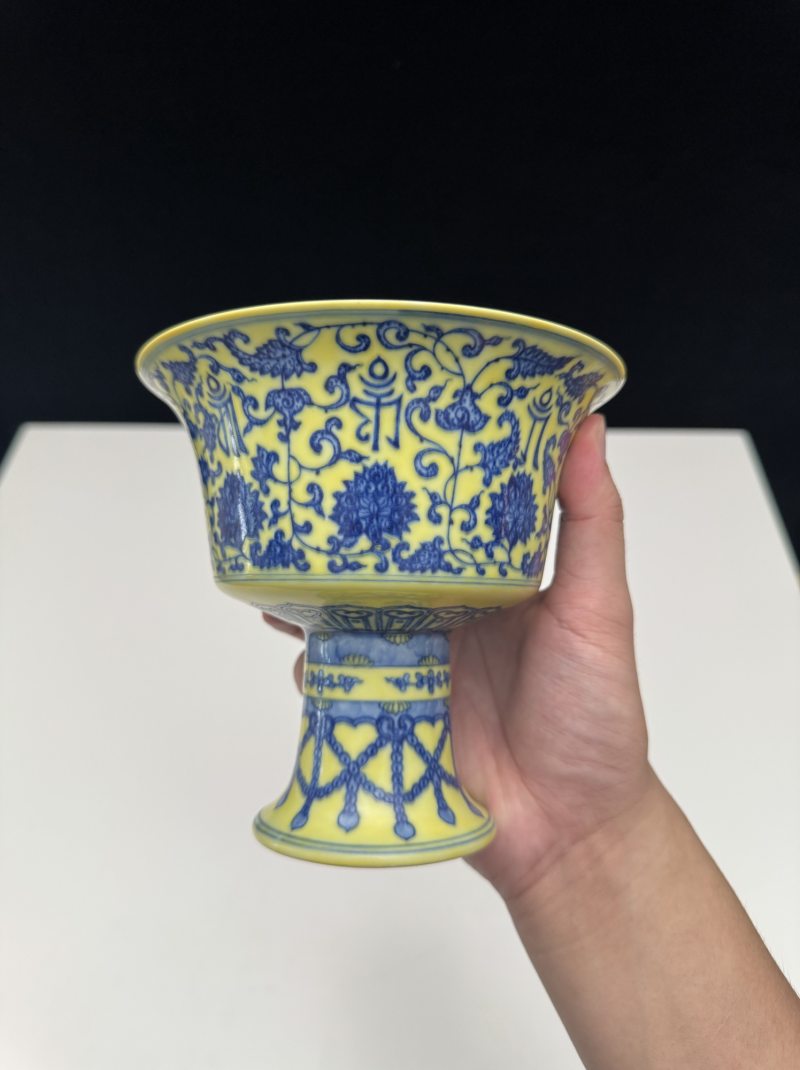 清乾隆 黄地青花缠枝莲梵文高足杯 - 图10