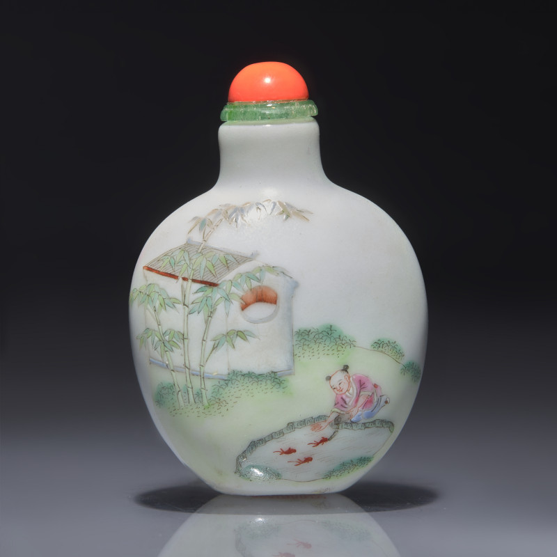 清道光 粉彩人物圖鼻煙壺 | A Chinese Enameled Porcelain Snuff Bottle, Daoguang Mark and of The Period - 图2