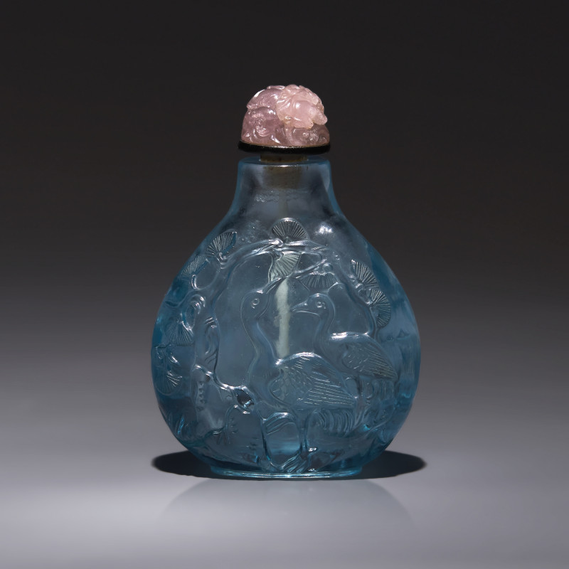 晚清民國 海藍寶雕靈猴松鶴圖鼻煙壺 | A Chinese Carved Aquamarine Snuff Bottle, Late 19th/20th Century - 图2