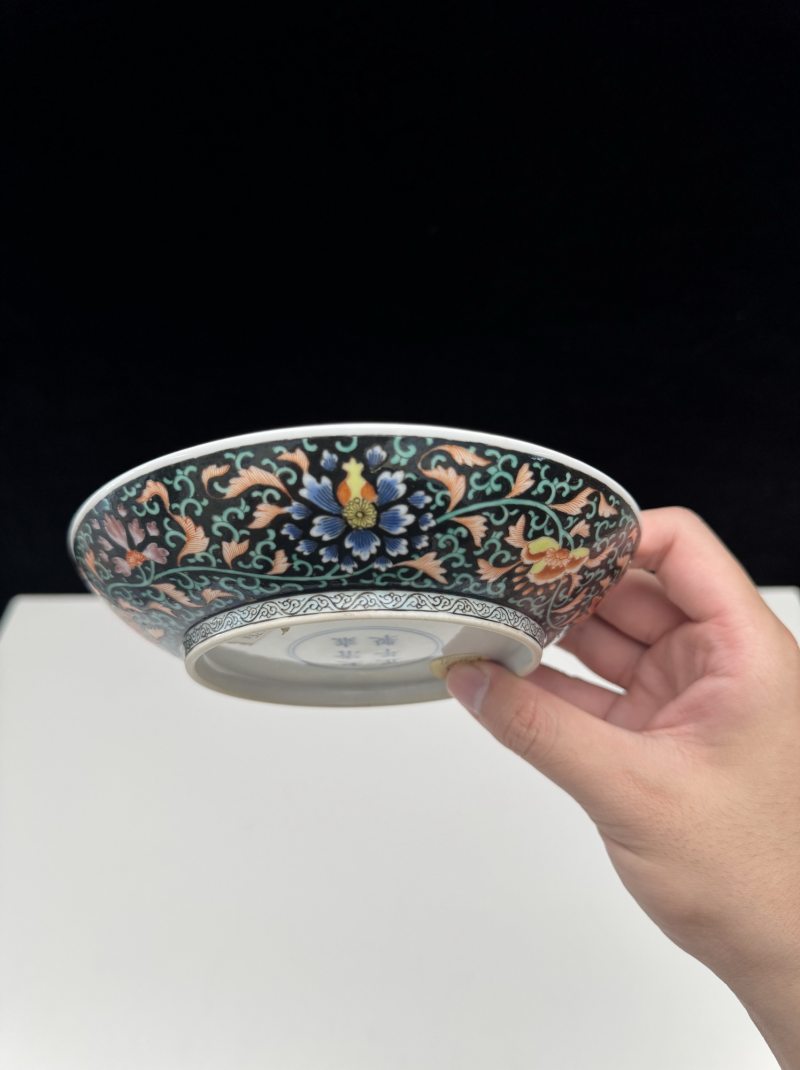 清雍正 墨地粉彩缠枝花卉盘 - 图7