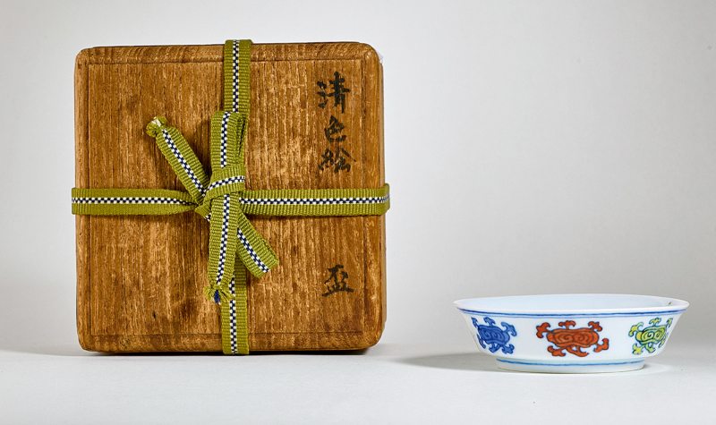 清雍正 斗彩仿成化如意灵芝纹折腰小碟 - 图2