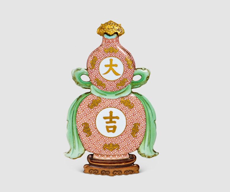 清乾隆 粉彩珊瑚红地描金“大吉”葫芦挂瓶瓷板
