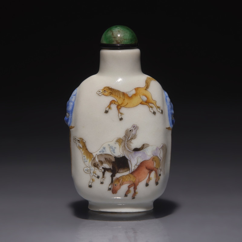 1821-1850年 粉彩穆王八駿圖鼻煙壺 | A Chinese Enameled Porcelain "Eight Horses of Mu Wang" Snuff Bottle, Qing Dynasty, Daoguang Mark and of the Period - 图2
