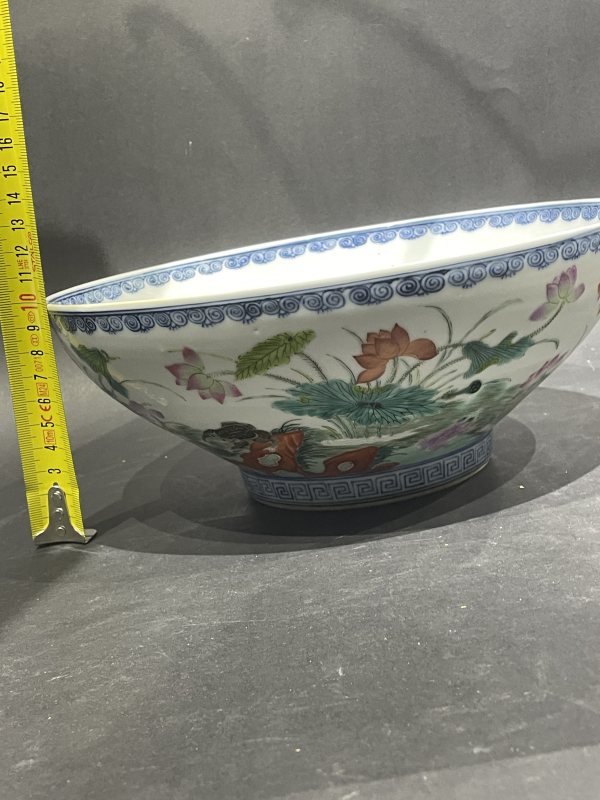 清中期 青花加彩荷塘情趣纹大碗 - 图11