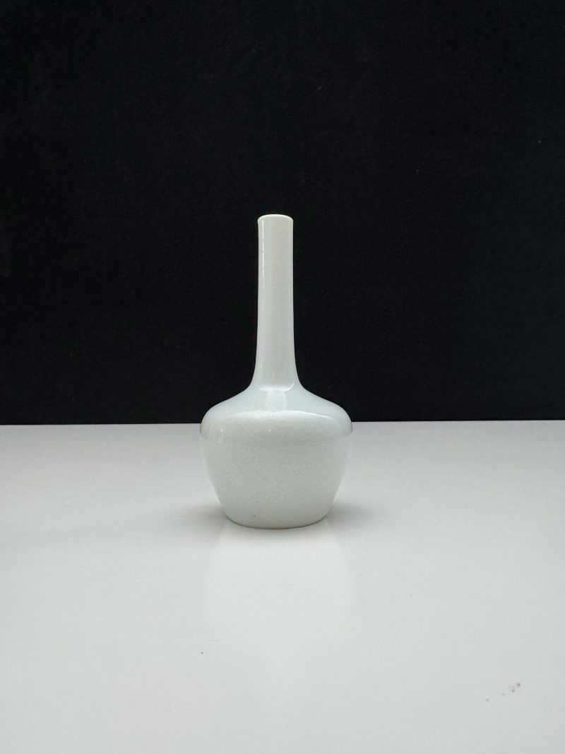 清雍正 白釉划花龙纹长颈小瓶 - 图5