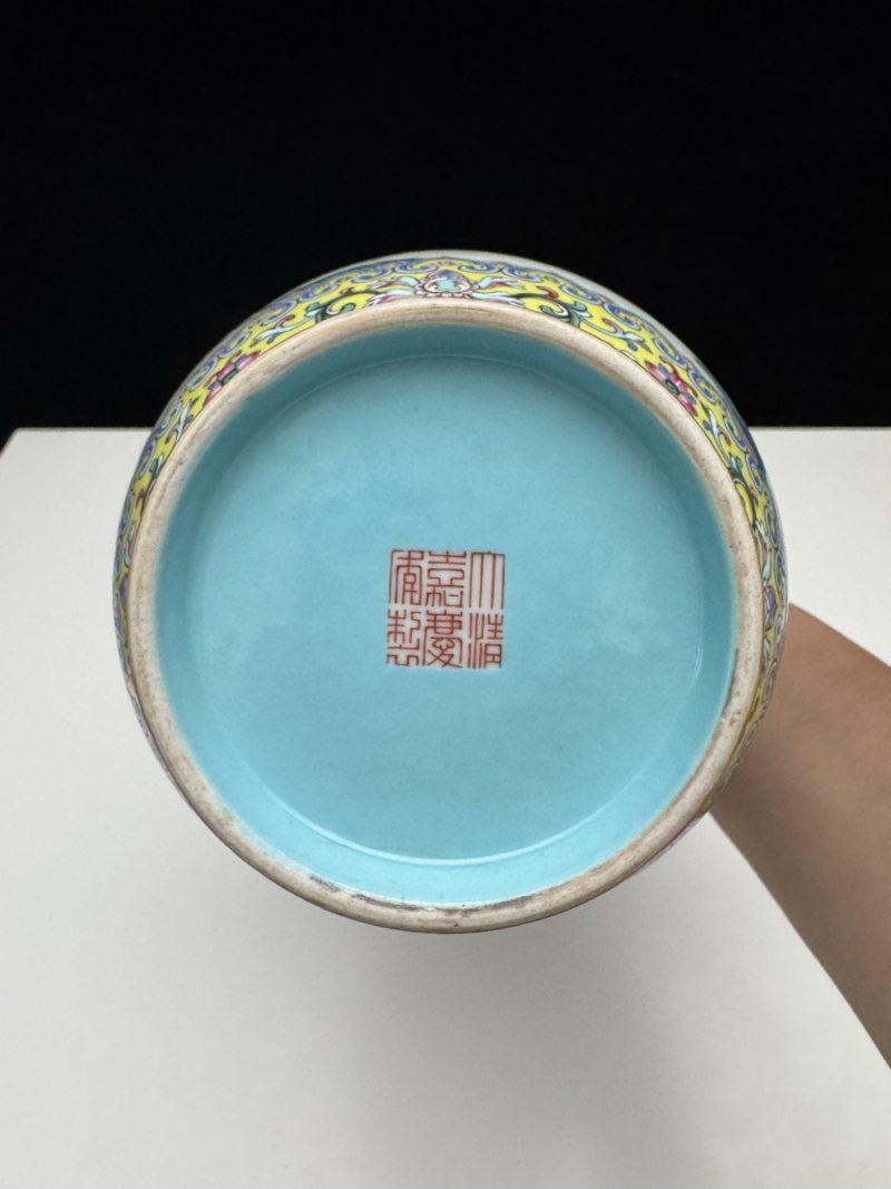 清嘉庆 黄地洋彩福寿连连群仙祝寿图螭耳瓶 - 图30