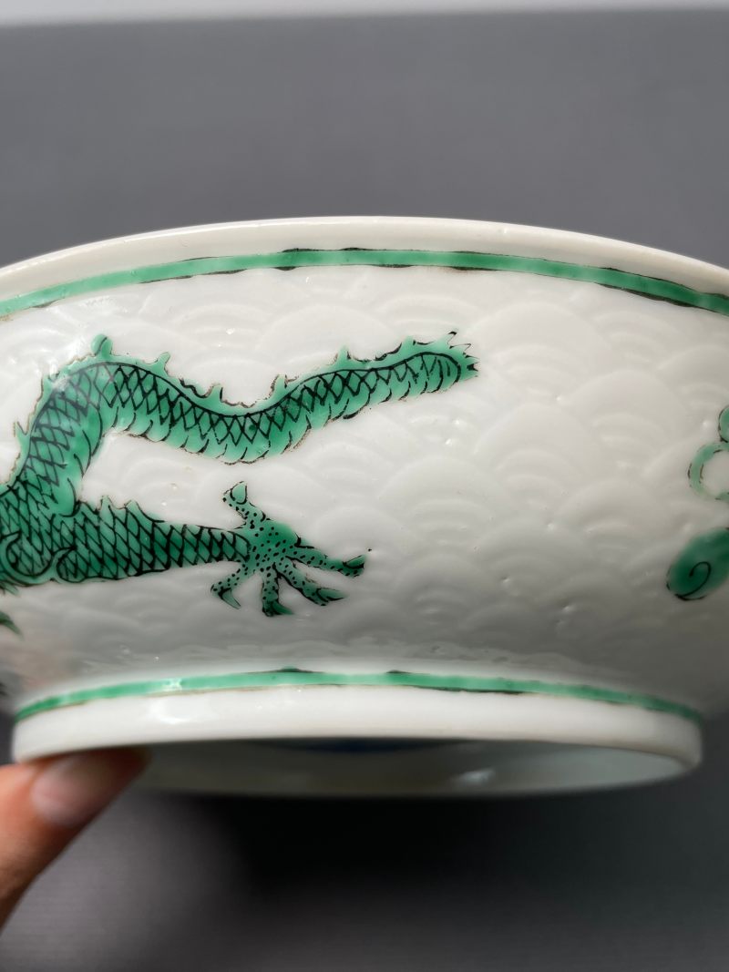 清道光 白釉暗刻海水绿龙纹盘 - 图8