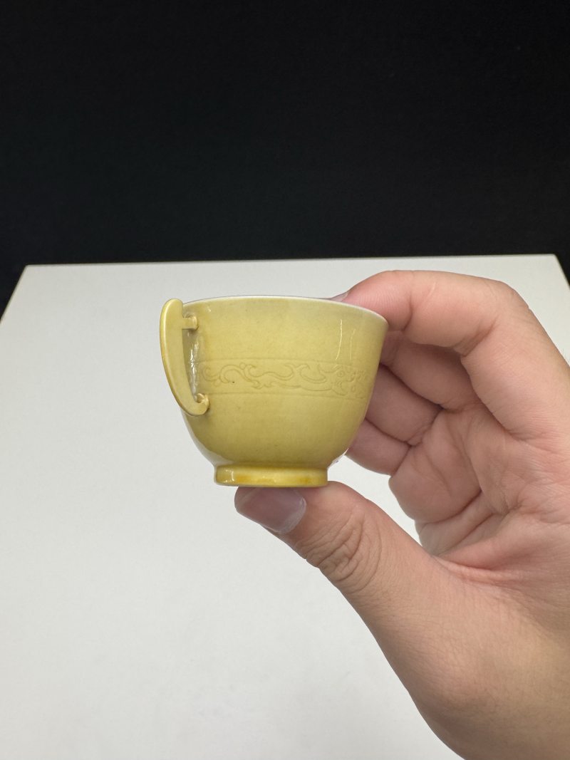 清康熙 鸡油黄釉暗刻夔龙纹双耳杯 - 图8