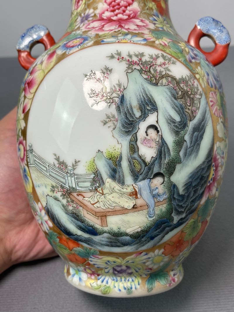 民国 粉彩描金百花不露地开光二乔图双耳瓶 - 图10