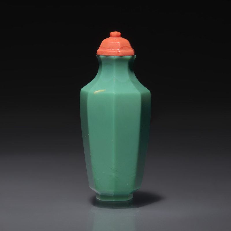 1720-1740年 御製松石綠料八方磨棱鼻煙壺 | An Imperial Chinese Turquoise Glass Faceted Snuff Bottle, Qing Dynasty, Circa 1720-1740 - 图1